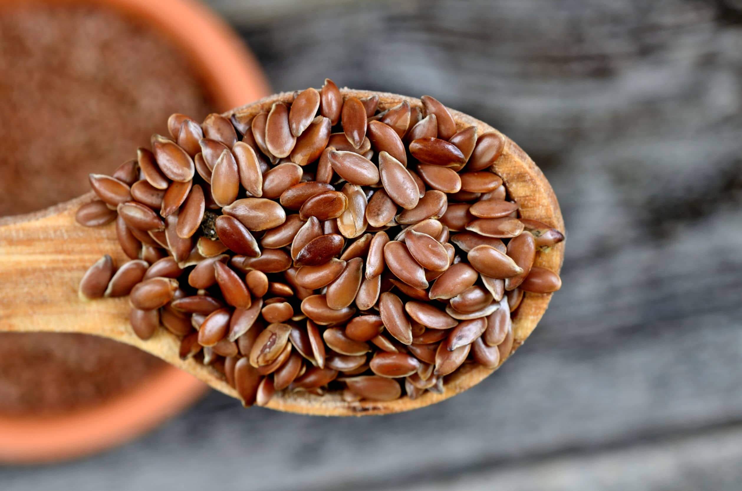 Mucilago de linaza en una cuchara de madera